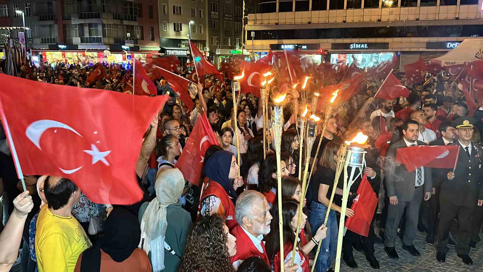 Uşak’ta Zafer Bayramı coşkusu fener alayı ile sürdü
