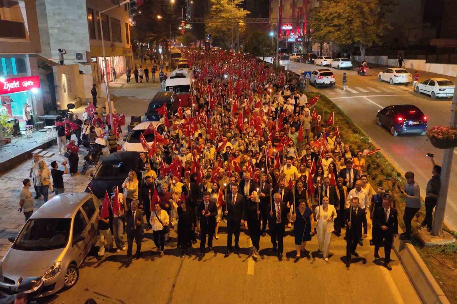 Bilecik’te binlerce kişi fener alayında tek yürek oldu
