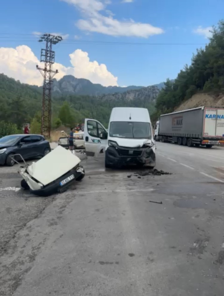 Isparta-Antalya Karayolu’nda 3 aracın karıştığı kazada 7 kişi yaralandı
