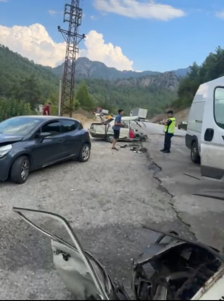 Isparta-Antalya Karayolu’nda 3 aracın karıştığı kazada 7 kişi yaralandı
