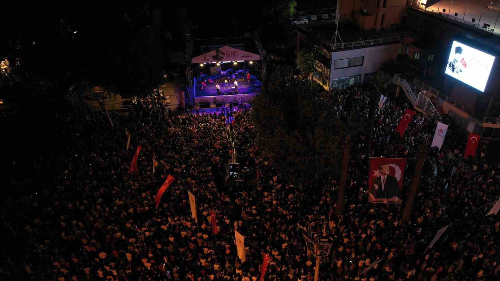 Denizli’de Zafer Bayramı coşkusu Edip Akbayram ile yaşandı
