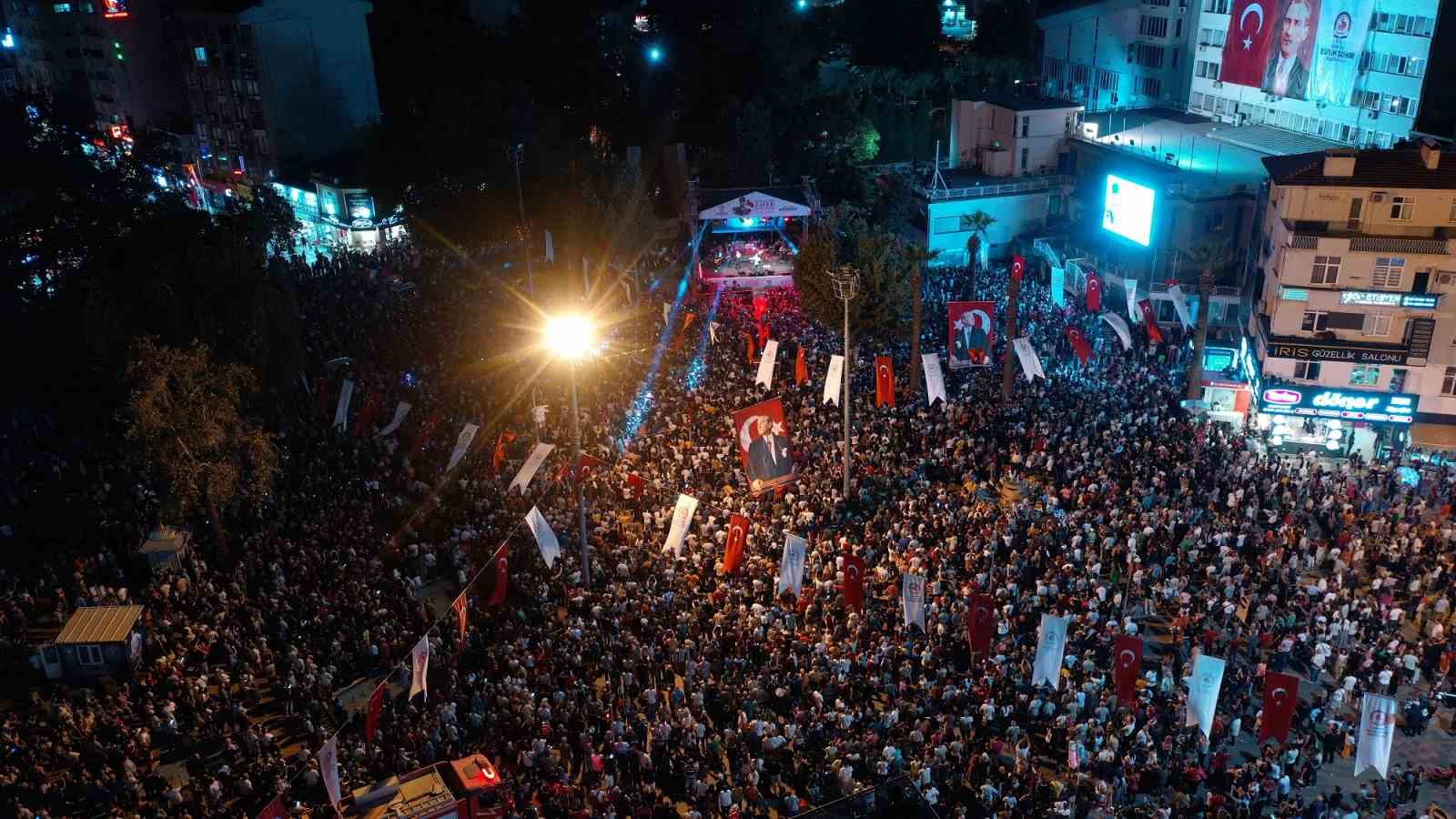 Denizli’de Zafer Bayramı coşkusu Edip Akbayram ile yaşandı
