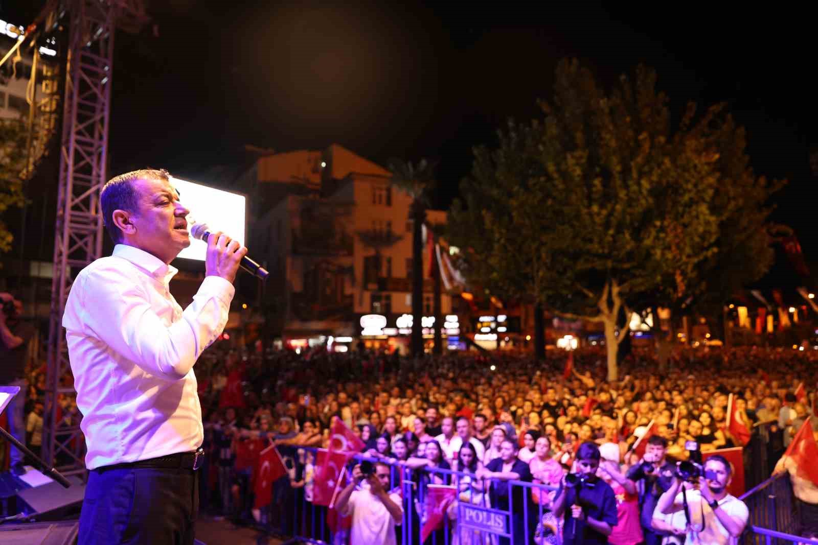 Denizli’de Zafer Bayramı coşkusu Edip Akbayram ile yaşandı
