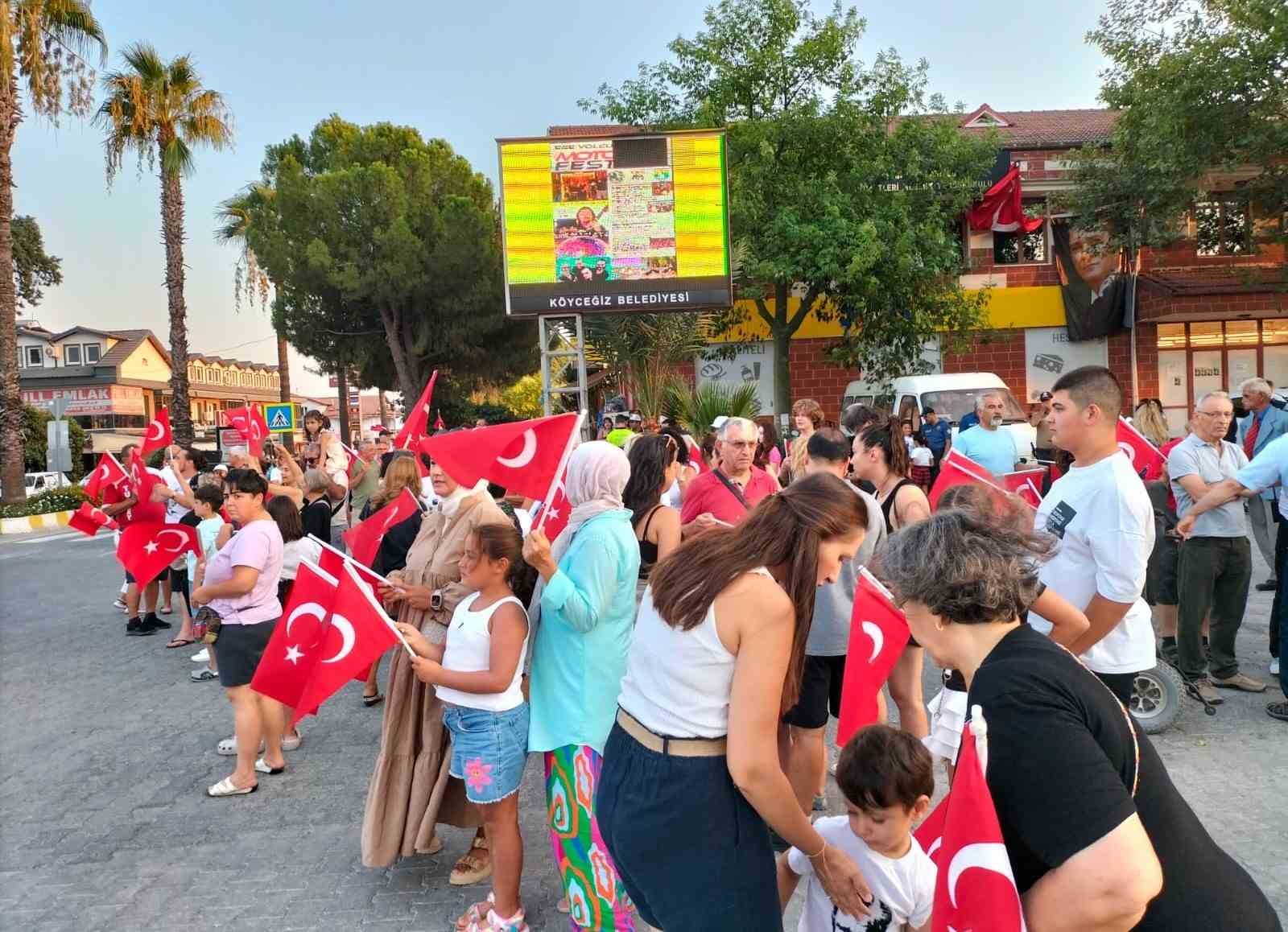 Köyceğiz’de Zafer Bayramı coşkusu akşam da yürüyüş ve konserle sürdü
