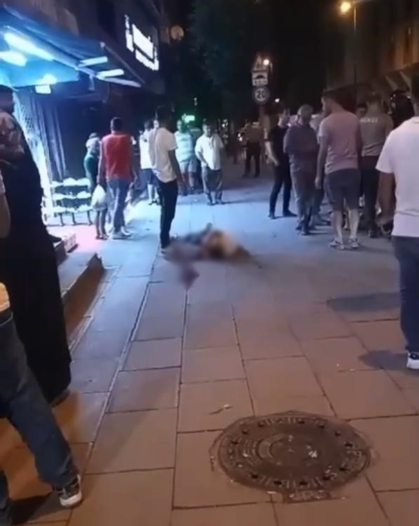 Bahçelievler’de caddede yürüyen 3 kişiye silahlı saldırı: 1 ölü, 1 yaralı
