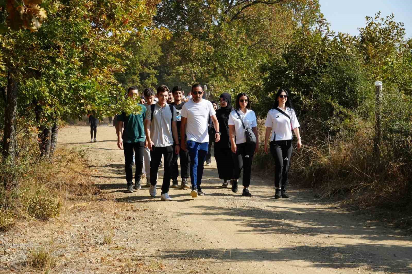 Gençler 8 kilometre yürüdü Türk Bayrağı açtı
