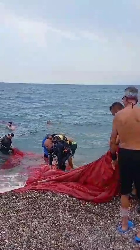 Fırtınada koparak denize uçan dev Türk bayrağı 8 ay sonra dalgıçlar tarafından deniz tabanında bulunarak çıkarıldı
