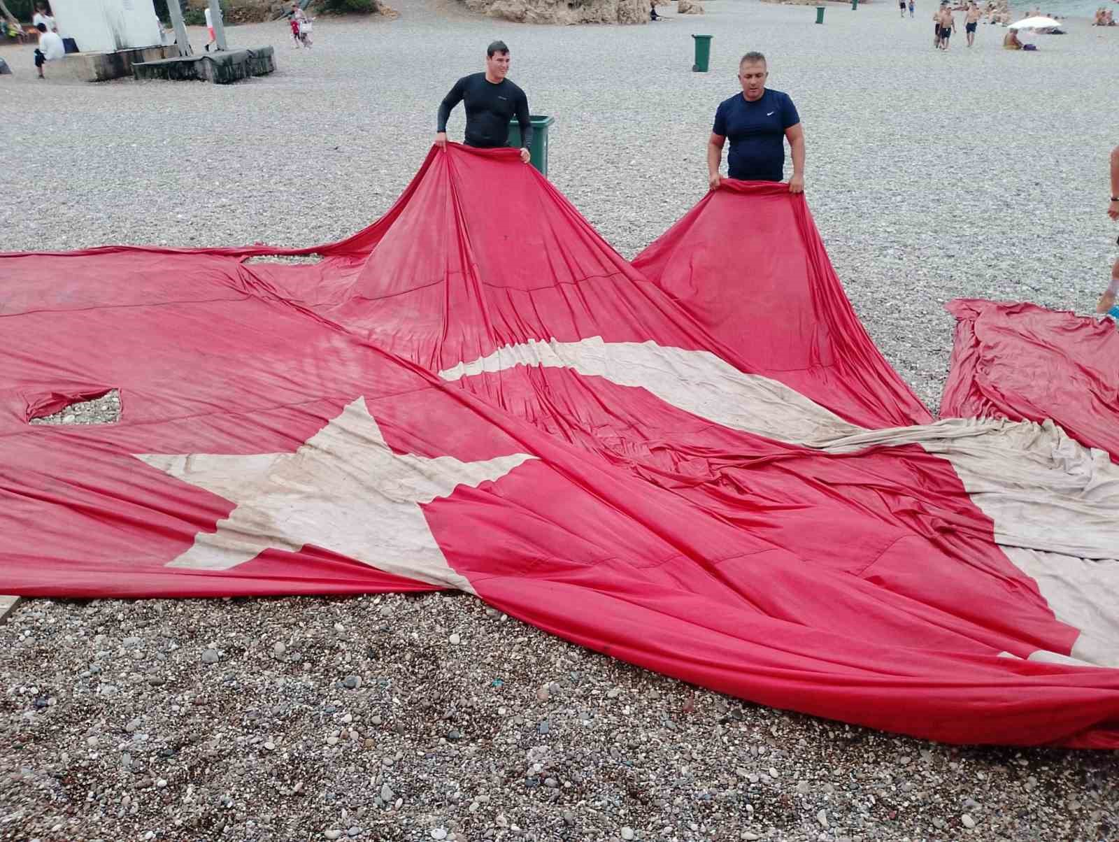 Fırtınada koparak denize uçan dev Türk bayrağı 8 ay sonra dalgıçlar tarafından deniz tabanında bulunarak çıkarıldı
