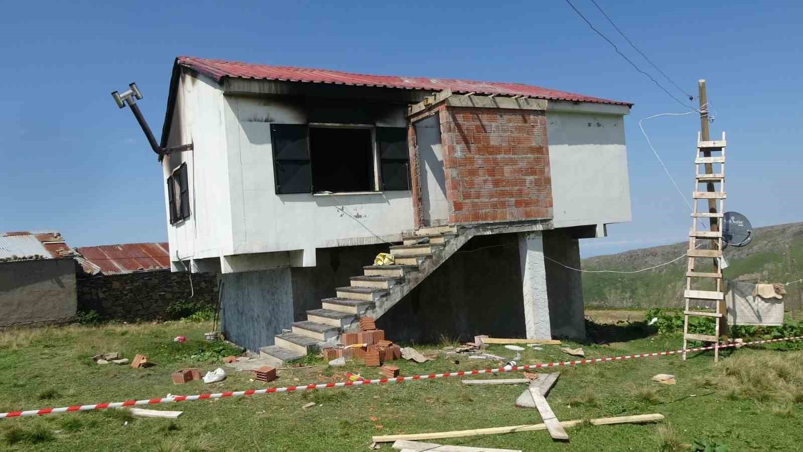 3 akrabasını bıçaklayarak öldürüp yayla evini ateşe veren şahsın mahkemedeki ifadesi ortaya çıktı
