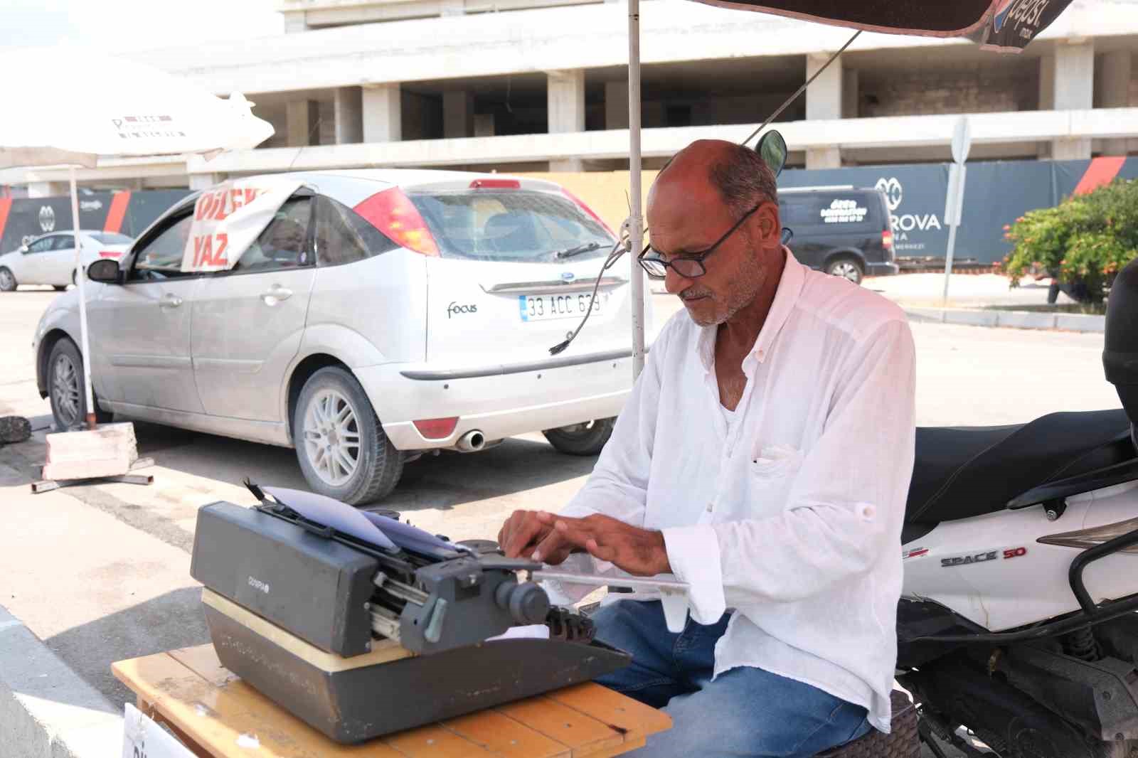 Daktilo ile arzuhalcilik yapanlar yapay zekaya meydan okuyor
