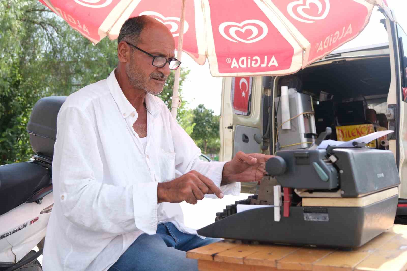 Daktilo ile arzuhalcilik yapanlar yapay zekaya meydan okuyor
