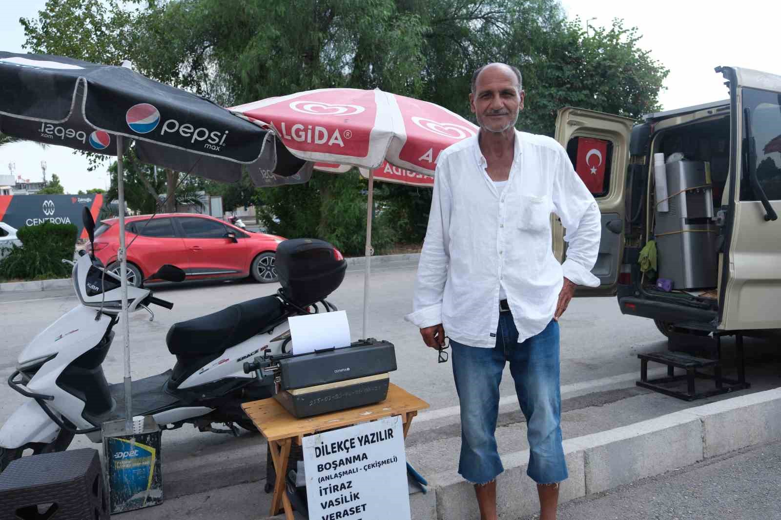 Daktilo ile arzuhalcilik yapanlar yapay zekaya meydan okuyor
