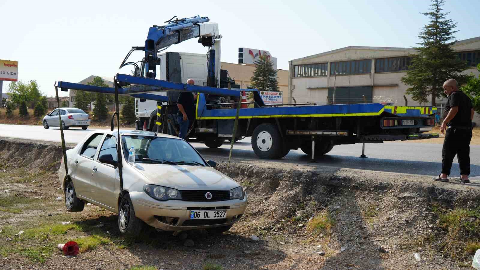 Kırıkkale’de otomobil orta refüje devrildi: 2 yaralı
