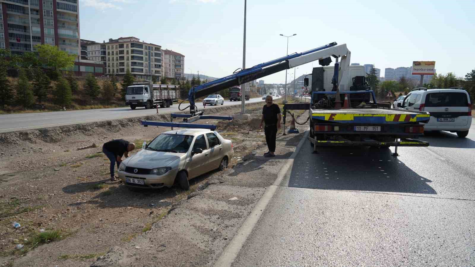 Kırıkkale’de otomobil orta refüje devrildi: 2 yaralı
