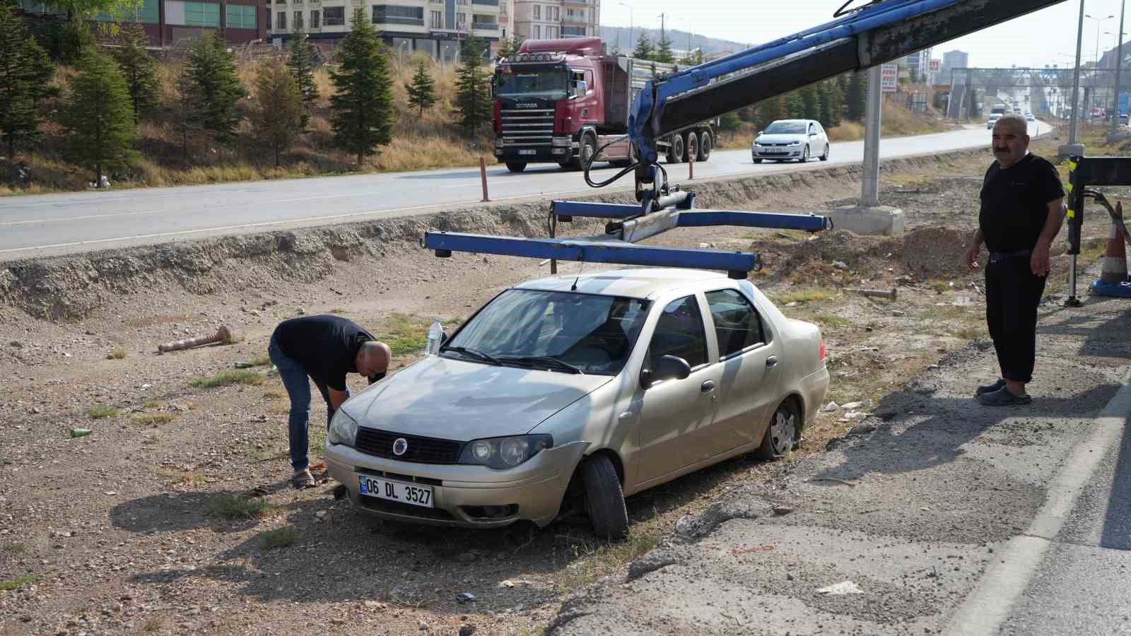 Kırıkkale’de otomobil orta refüje devrildi: 2 yaralı
