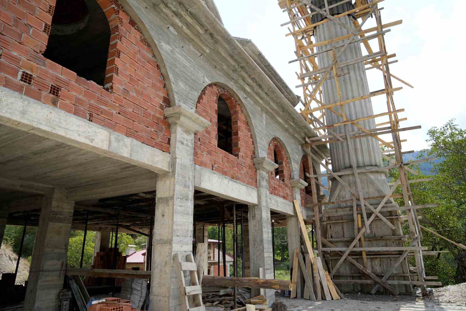 Gümüşhane’de yarım kalan cami inşaatı nedeniyle tarihi kilisede namaz kılan köy halkı destek bekliyor
