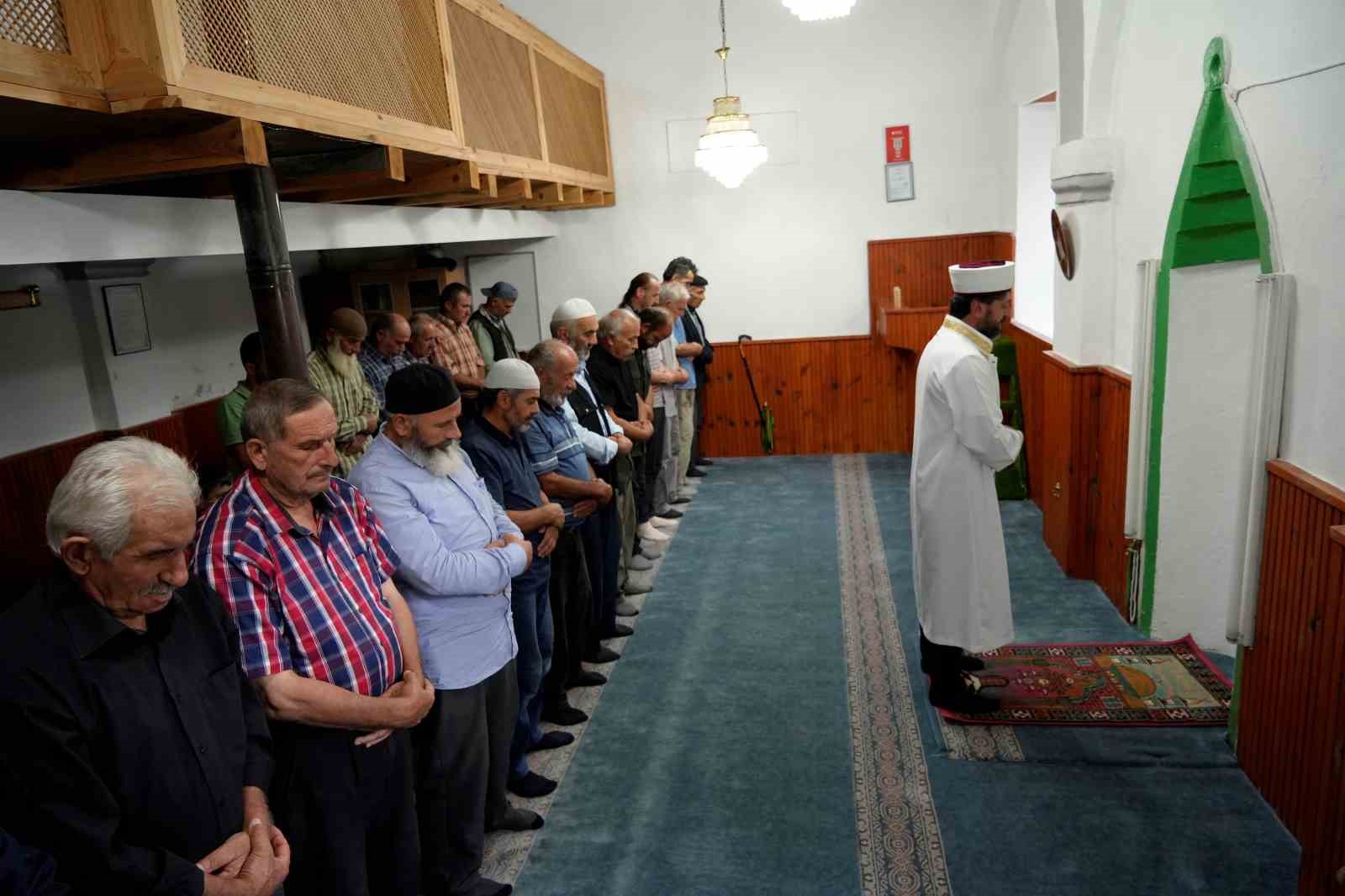 Gümüşhane’de yarım kalan cami inşaatı nedeniyle tarihi kilisede namaz kılan köy halkı destek bekliyor
