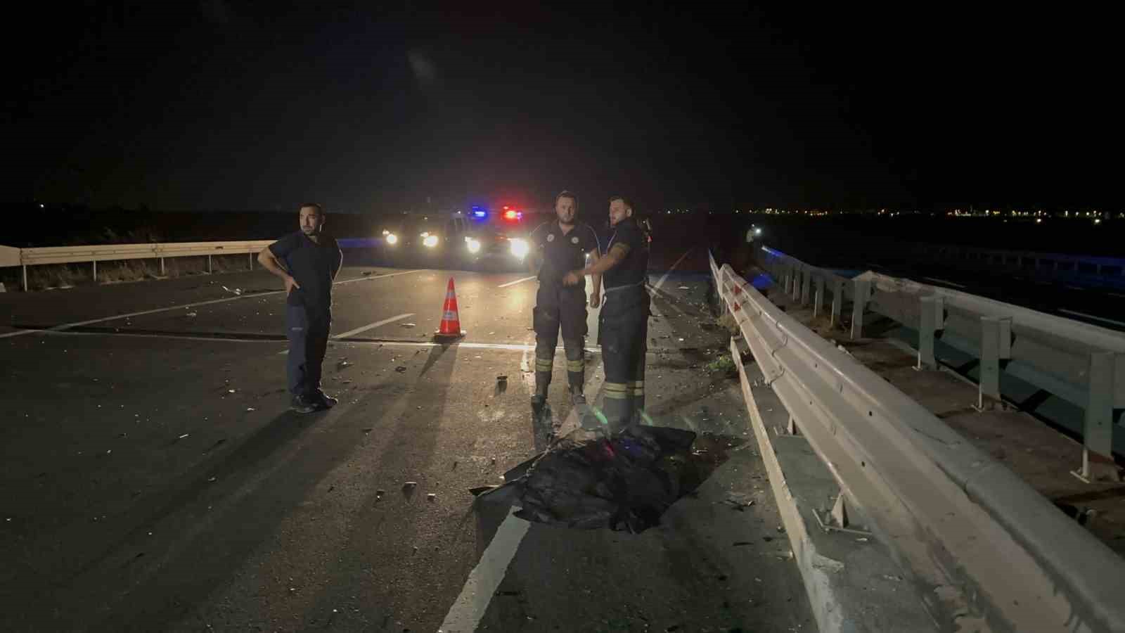 Ters yöne giren motosikletli arabayla kafa kafaya çarpıştı: 1 ölü, 5 yaralı
