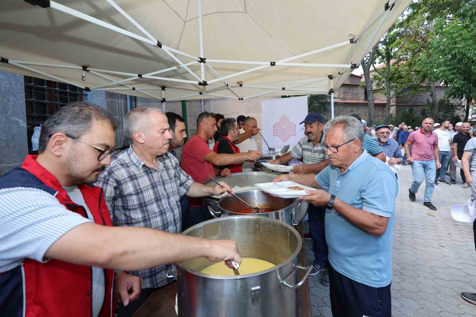 Namaz sonrası vatandaşlara yemek ikramında bulunuldu
