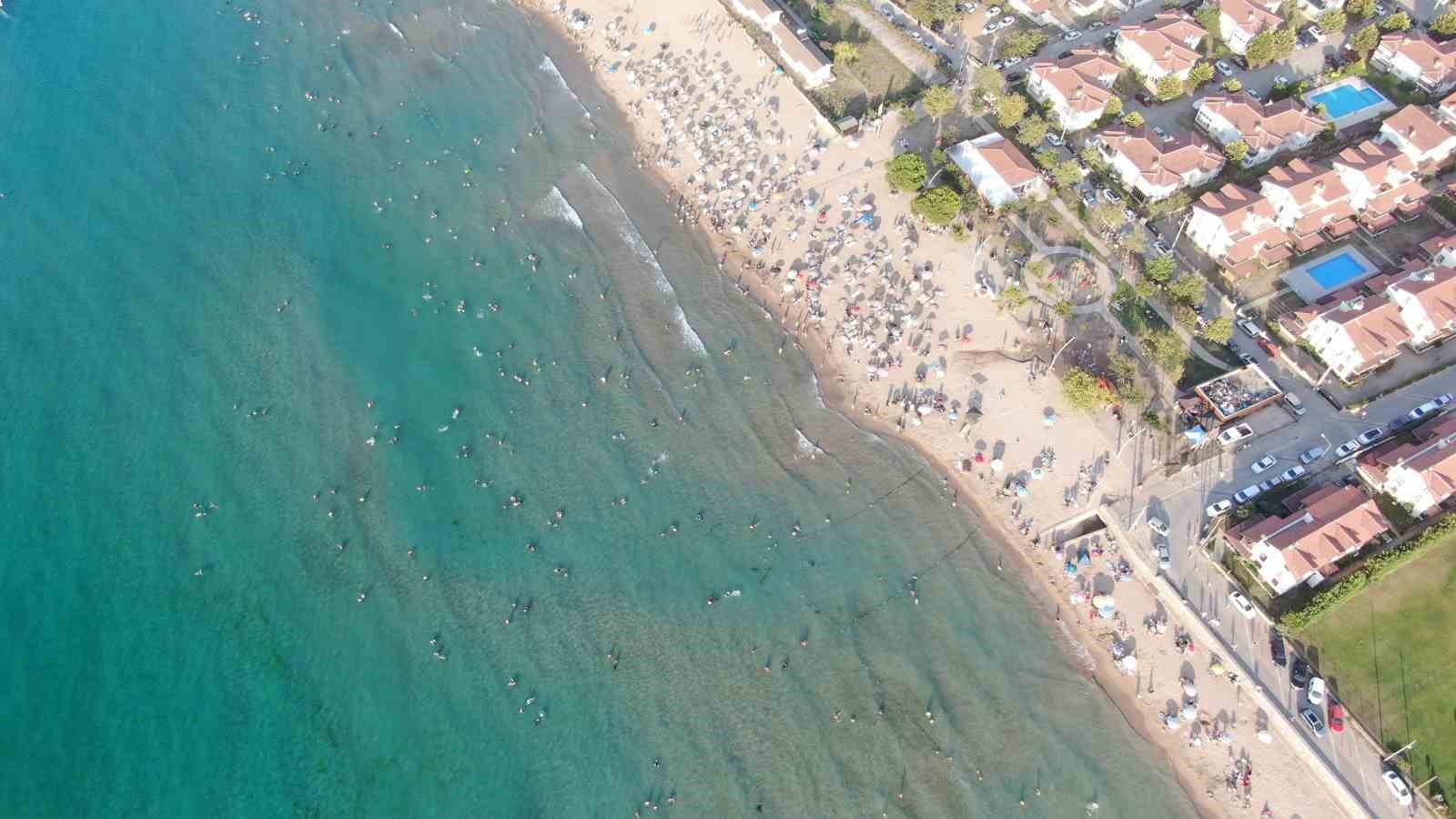 Okulların açılmasına günler kala plajlar dolup taştı
