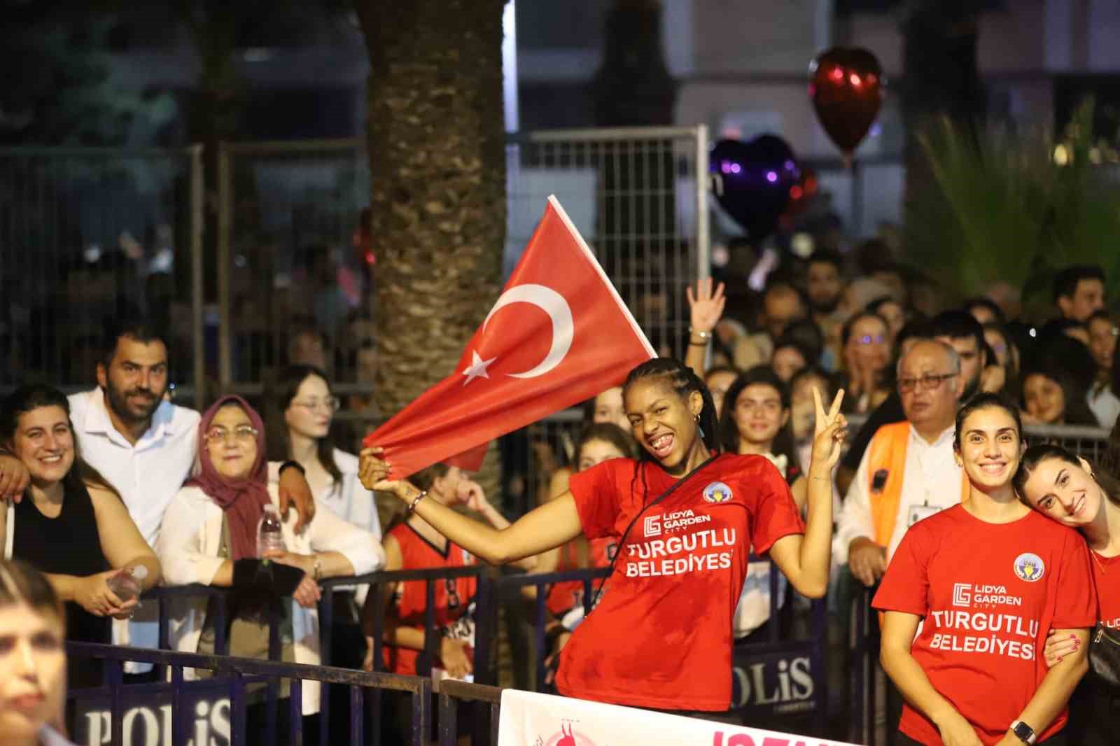 Turgutlu Belediyesinden Zafer Bayramı’nın 102. yılında muhteşem kutlama
