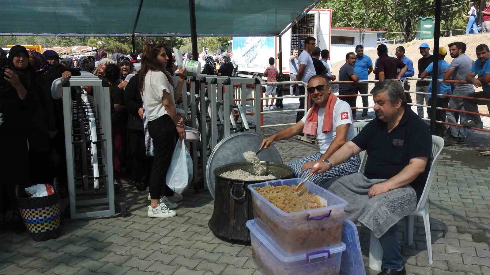 82 çocuk toplu sünnet edildi: Belediye başkanının makam aracı sünnet arabası oldu
