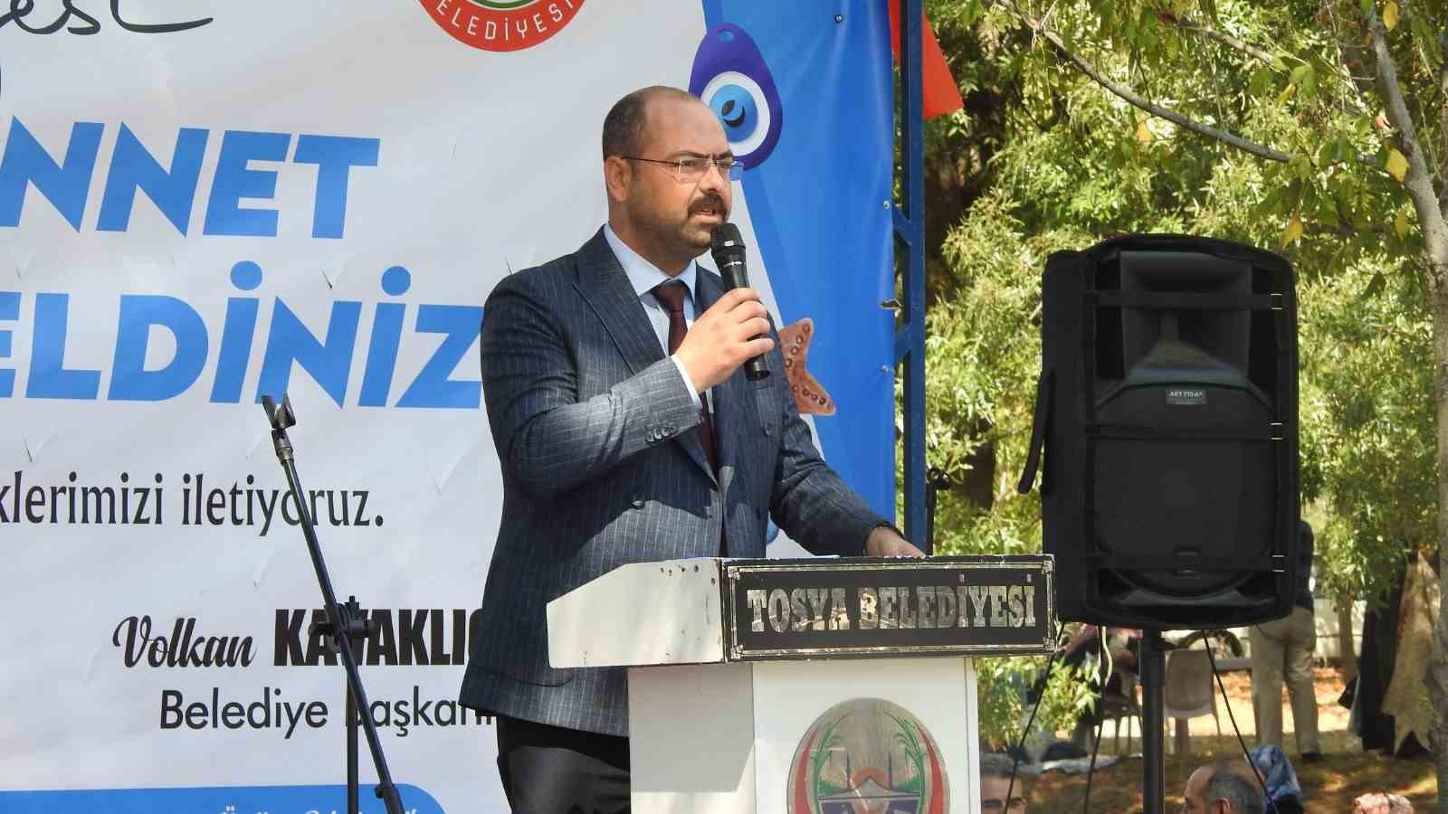 82 çocuk toplu sünnet edildi: Belediye başkanının makam aracı sünnet arabası oldu
