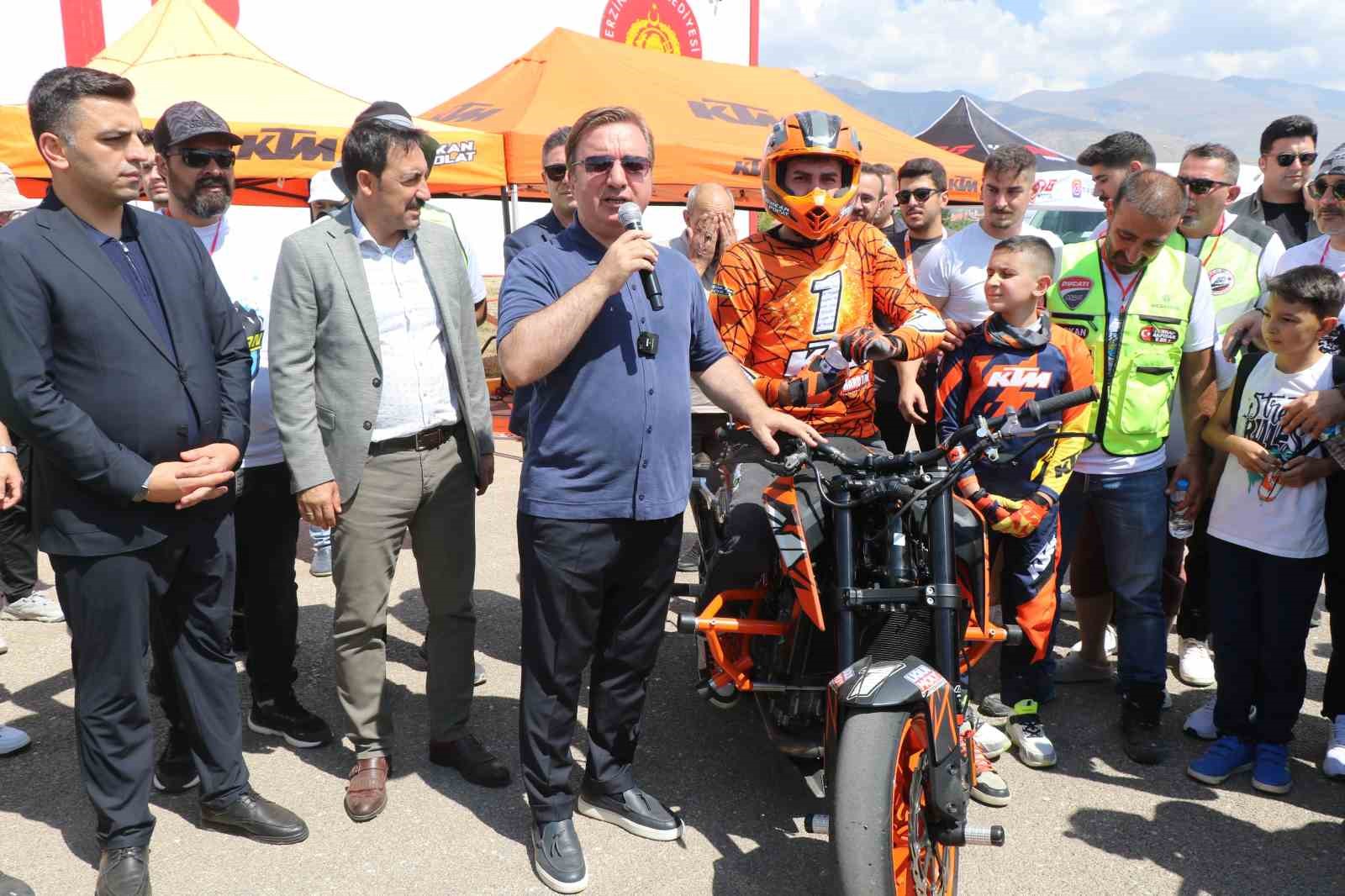 Erzincan’da motosiklet şov hayran bıraktı
