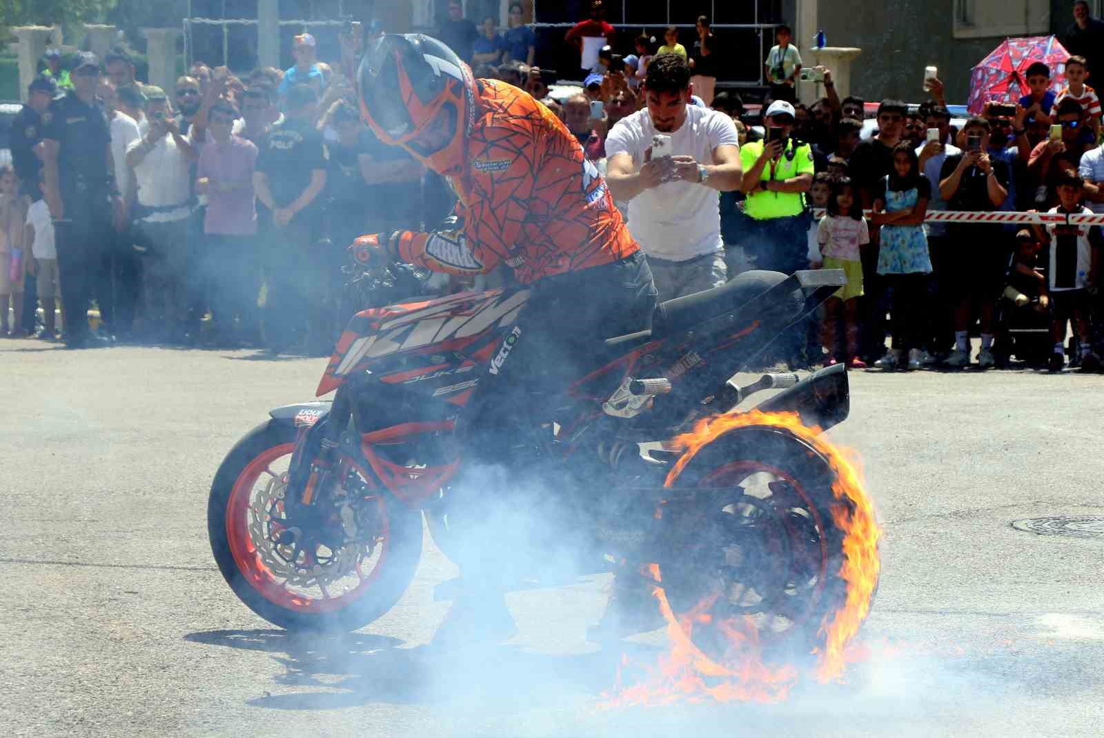 Erzincan’da motosiklet şov hayran bıraktı
