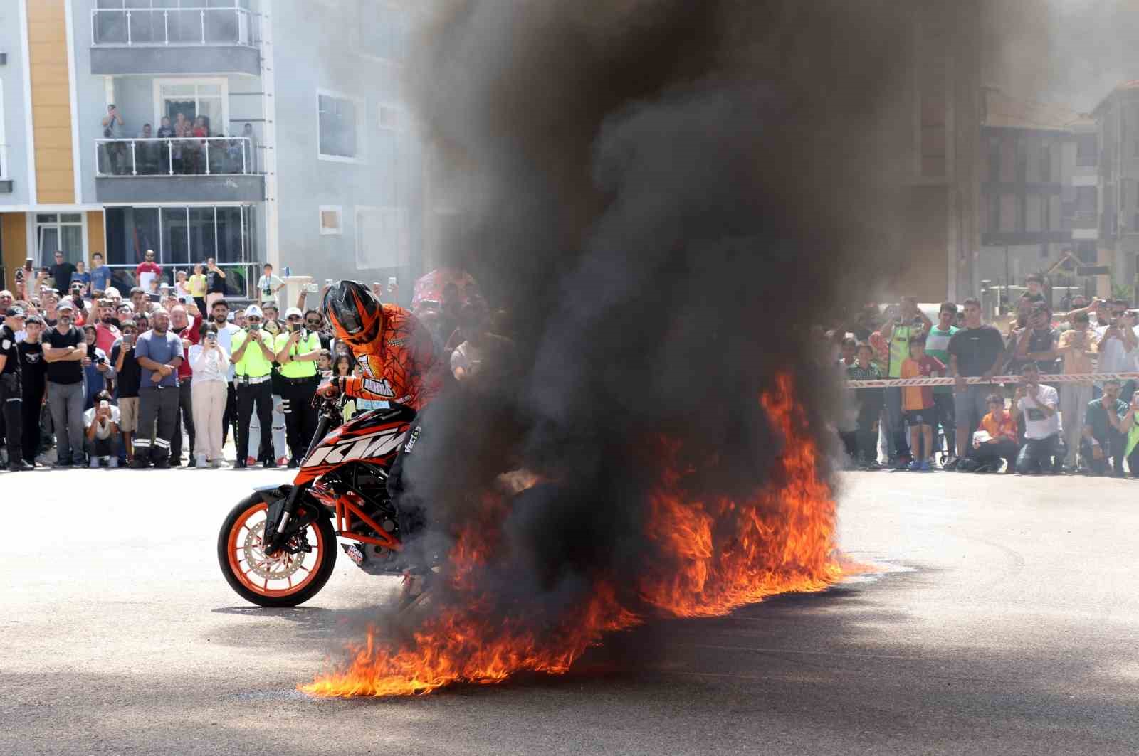 Erzincan’da motosiklet şov hayran bıraktı
