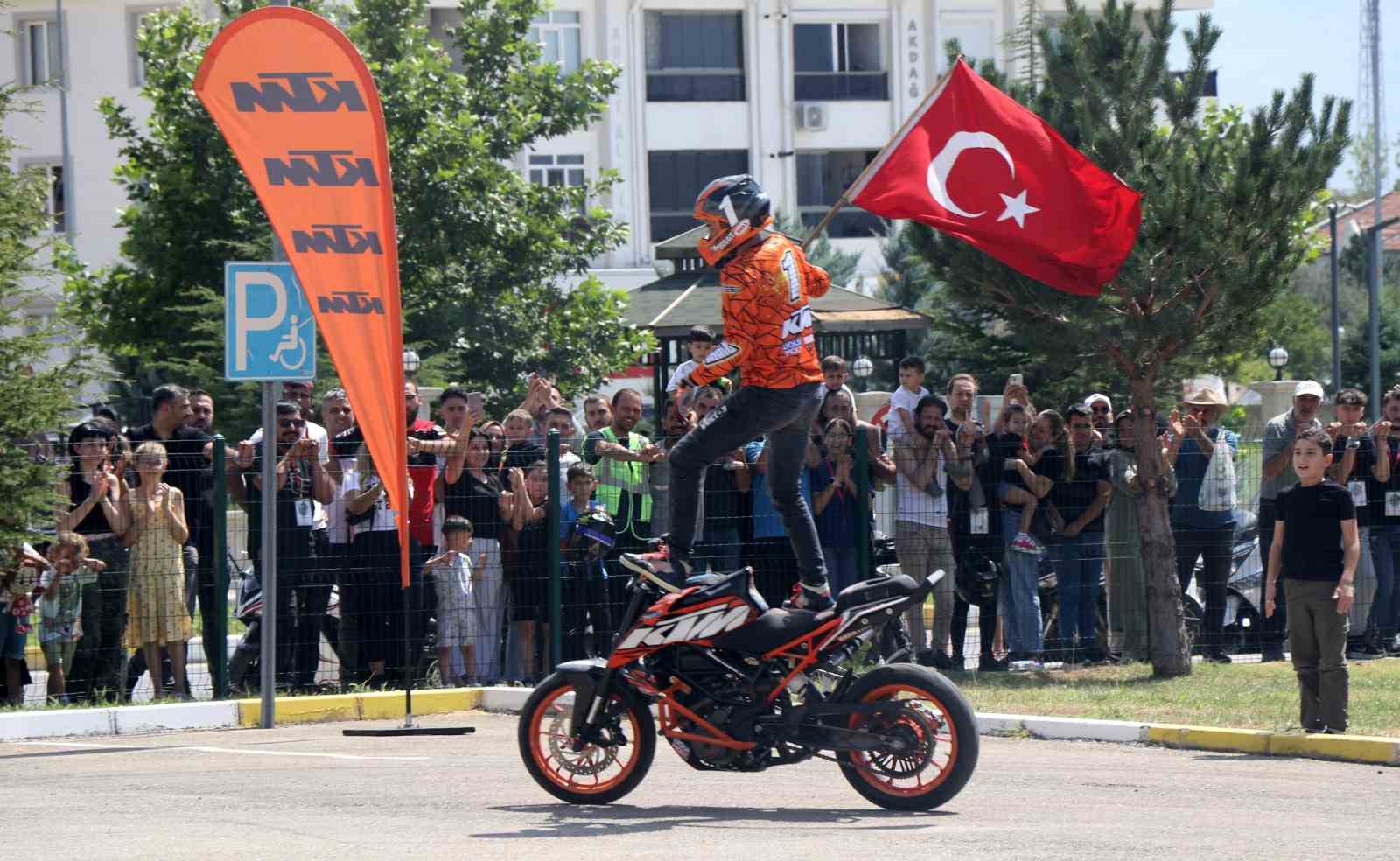 Erzincan’da motosiklet şov hayran bıraktı
