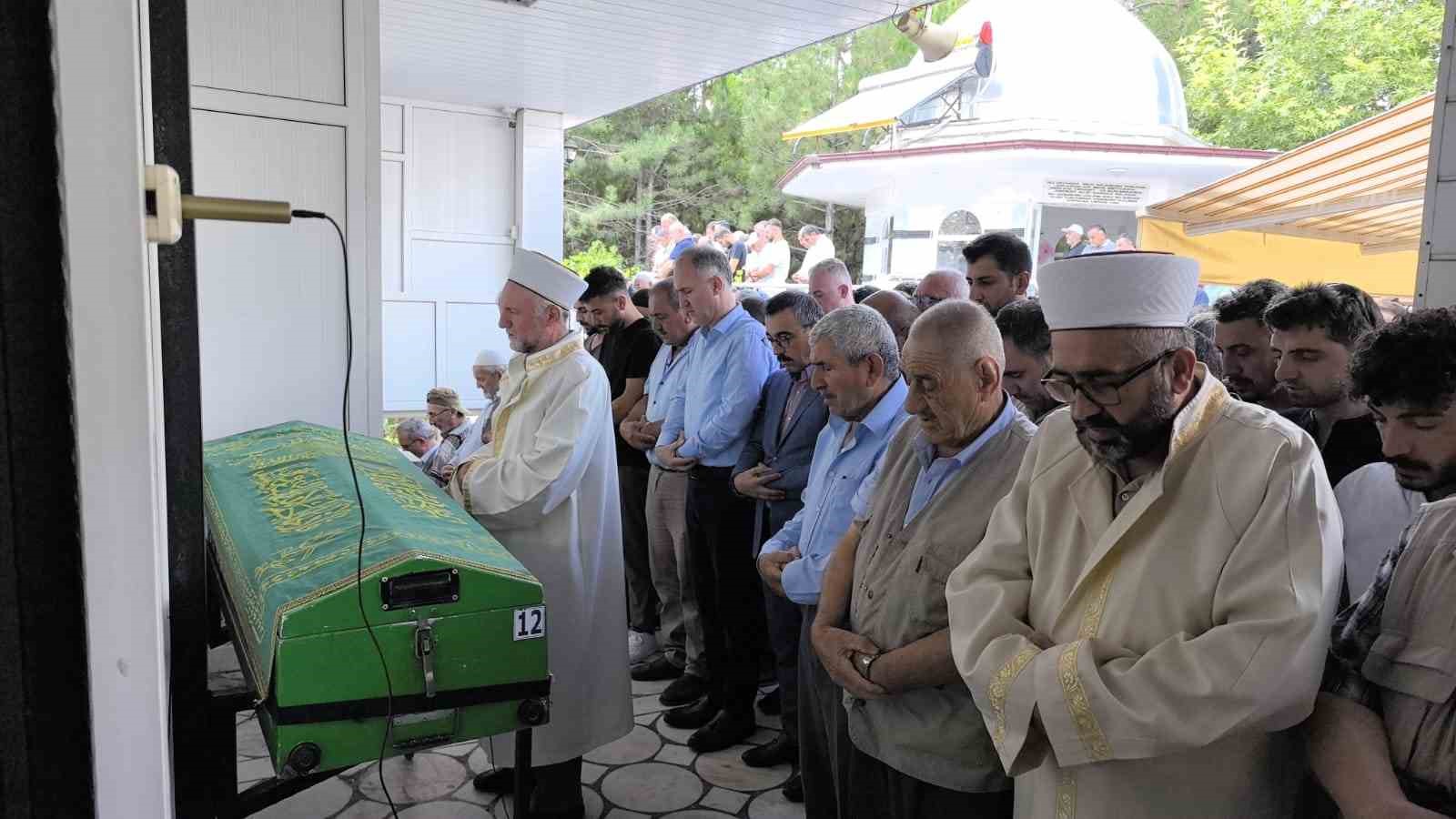 Bursa’da tır kazası sonucu hayatını kaybeden 3 kişinin cenazesi toprağa verildi
