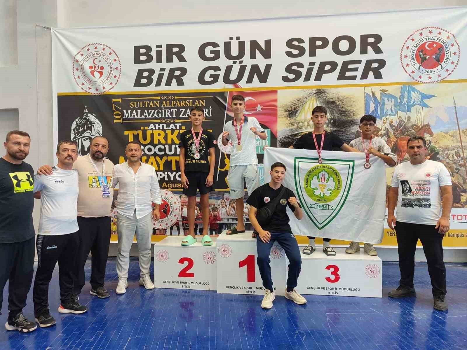 Sporcu Özlem Yanak, Muaythaide birinci oldu
