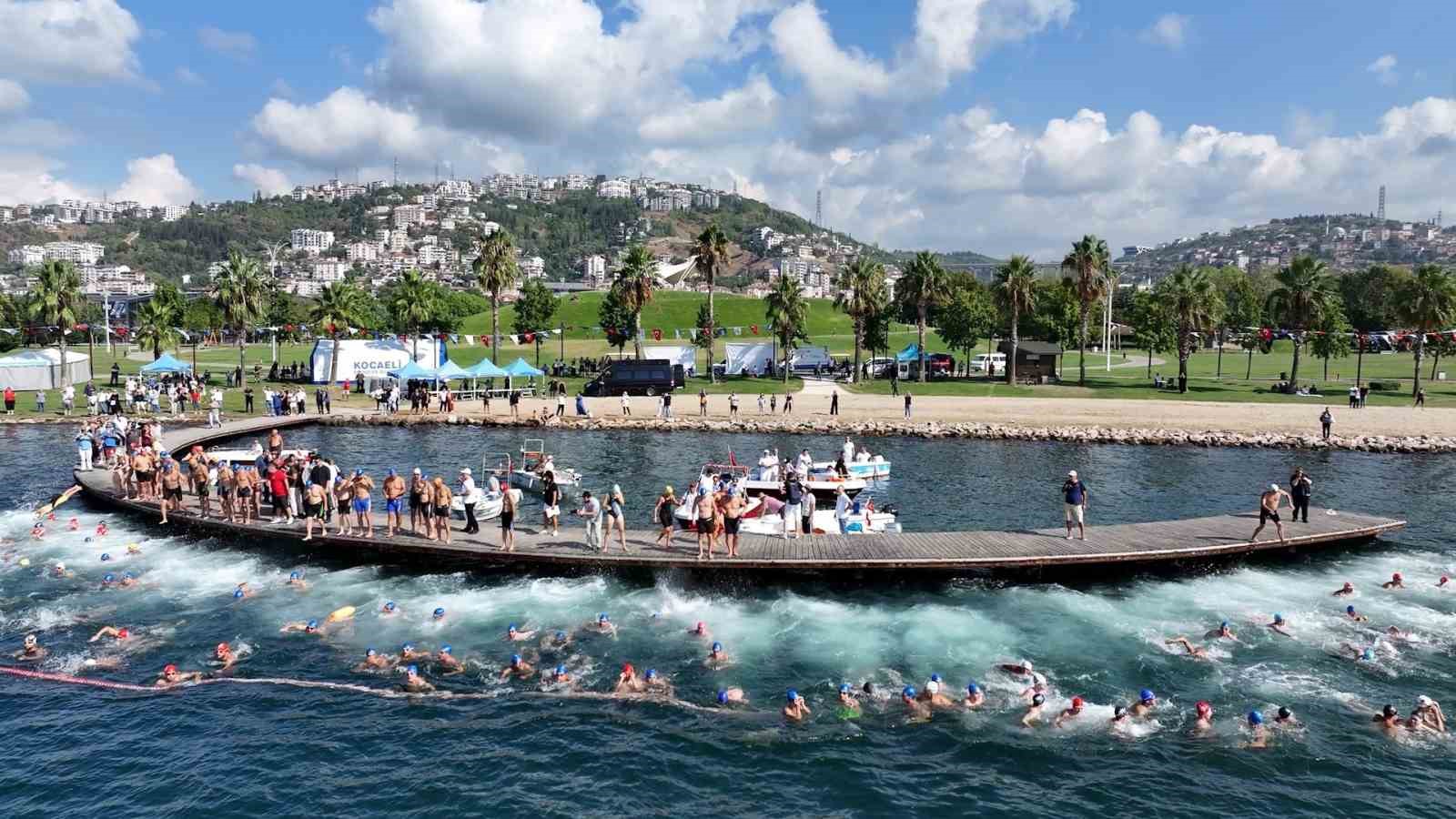 İzmit Körfezi’nde yüzücüler mavi sularda hedefe kulaç attı
