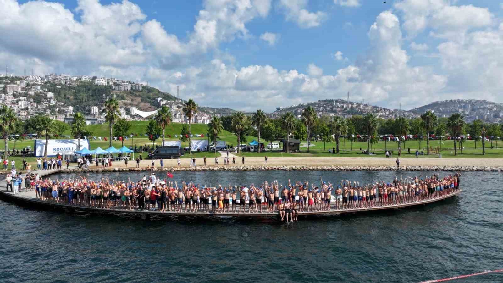 İzmit Körfezi’nde yüzücüler mavi sularda hedefe kulaç attı
