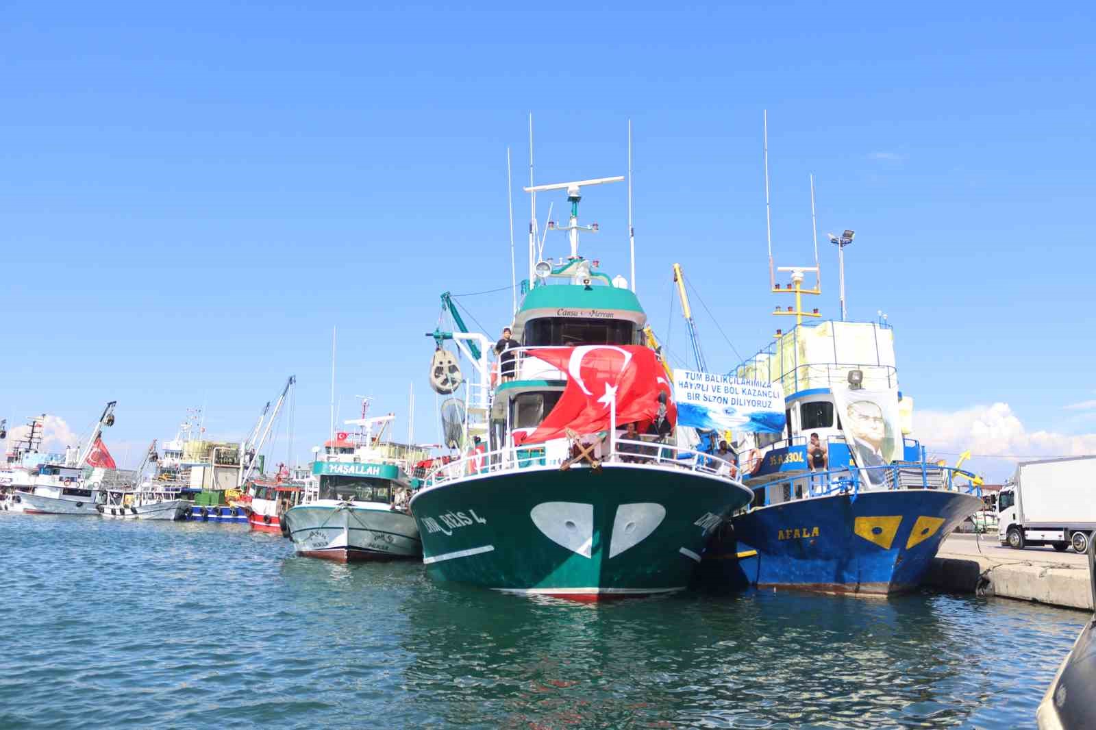 İzmir’de balıkçılar ’Vira Bismillah’ dedi
