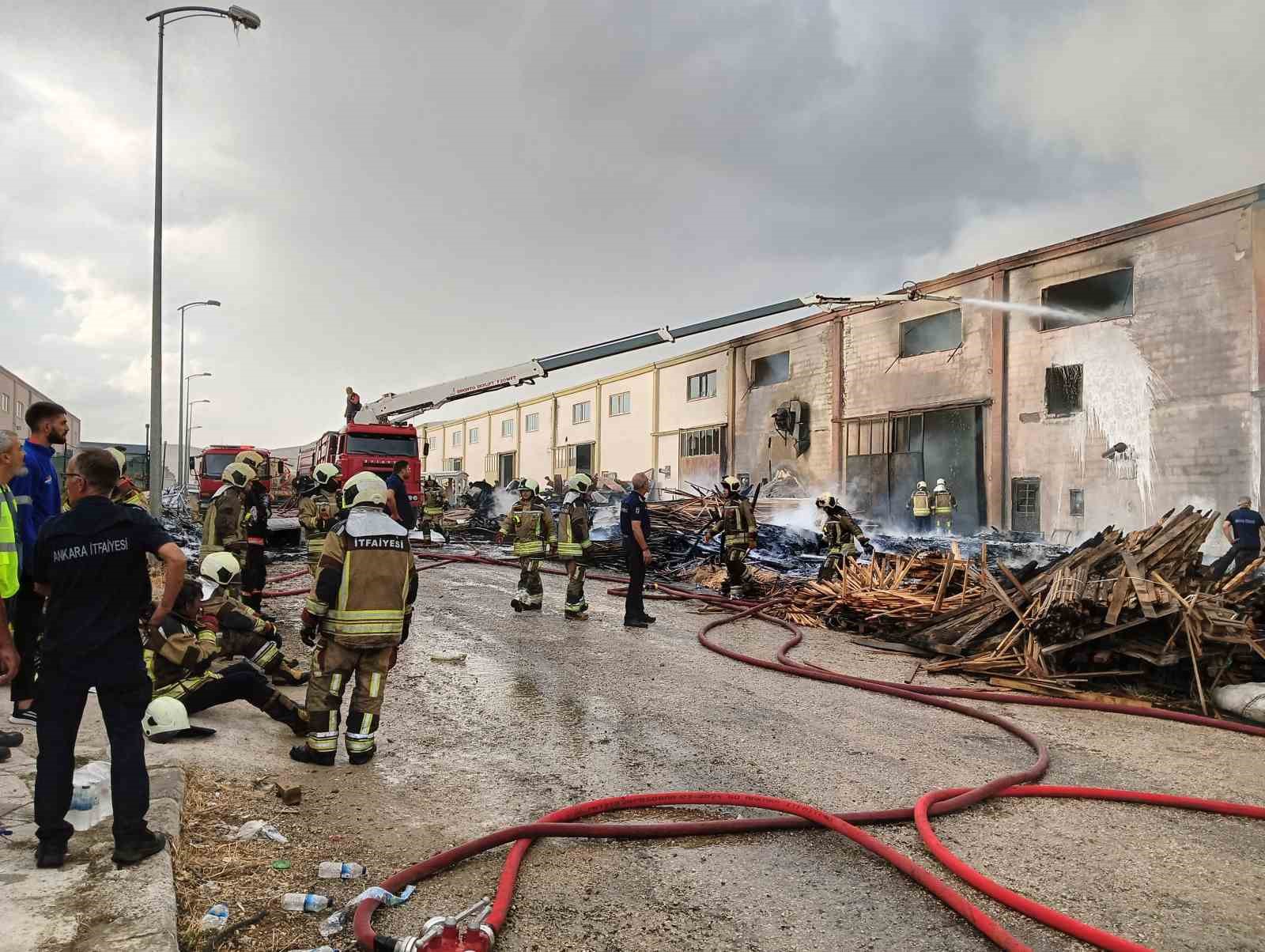 Ankara’da kereste ve polyester imalathanesindeki yangın kontrol altına alındı
