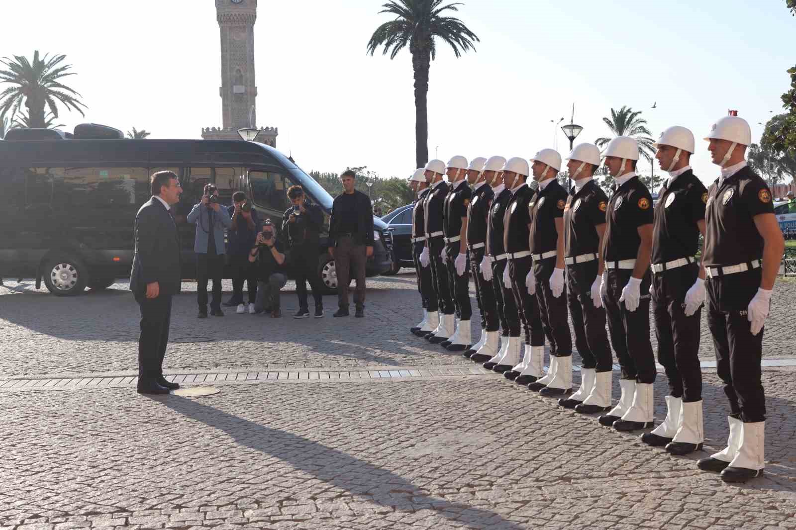 Cumhurbaşkanı Yardımcısı Yılmaz İzmir Valiliği’ni ziyaret etti
