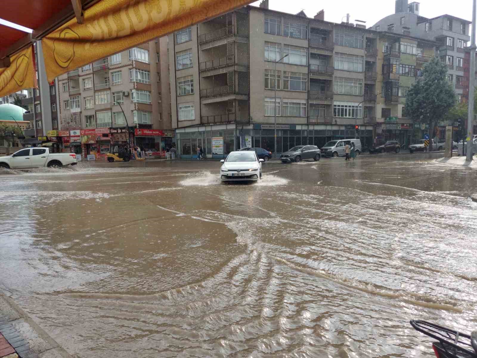 Aniden başlayan yağış sonrası yayaların imdadına belediye forkliftle yetişti
