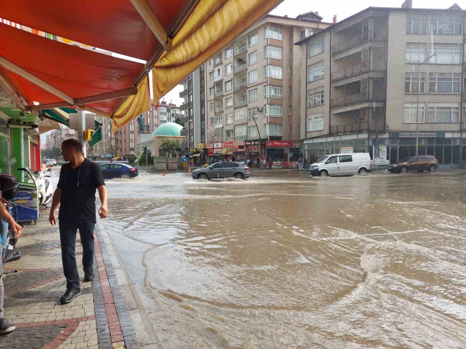 Aniden başlayan yağış sonrası yayaların imdadına belediye forkliftle yetişti
