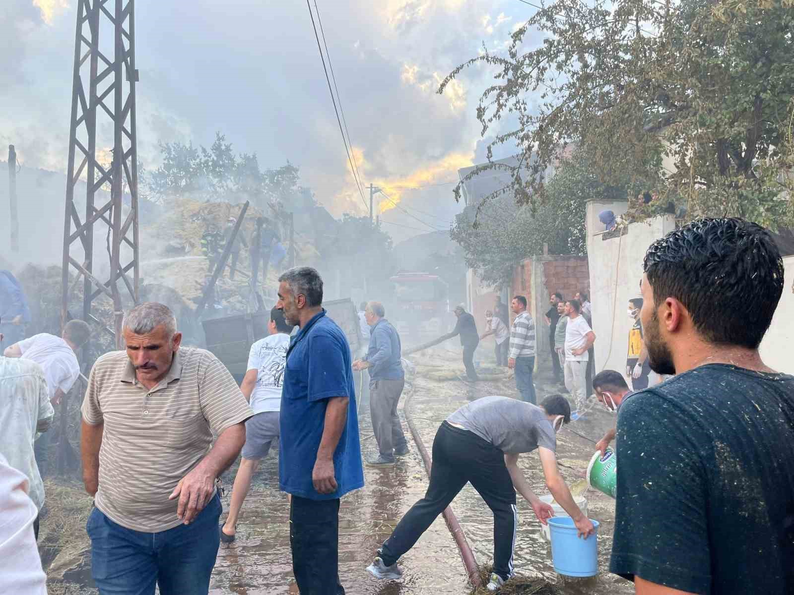 Tortum’da yangın paniği: 2 ev, 1 samanlık, 1 ahır küle döndü
