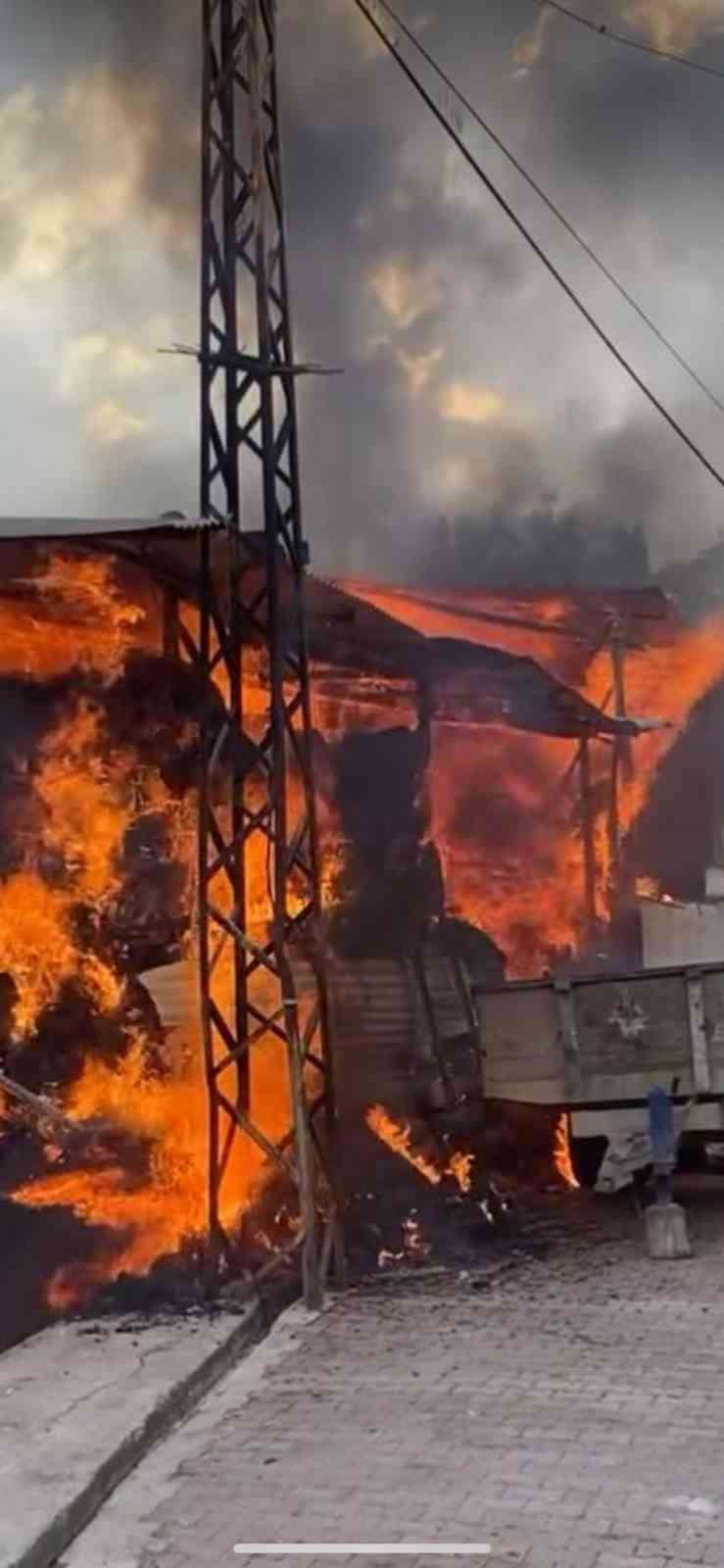 Tortum’da yangın paniği: 2 ev, 1 samanlık, 1 ahır küle döndü
