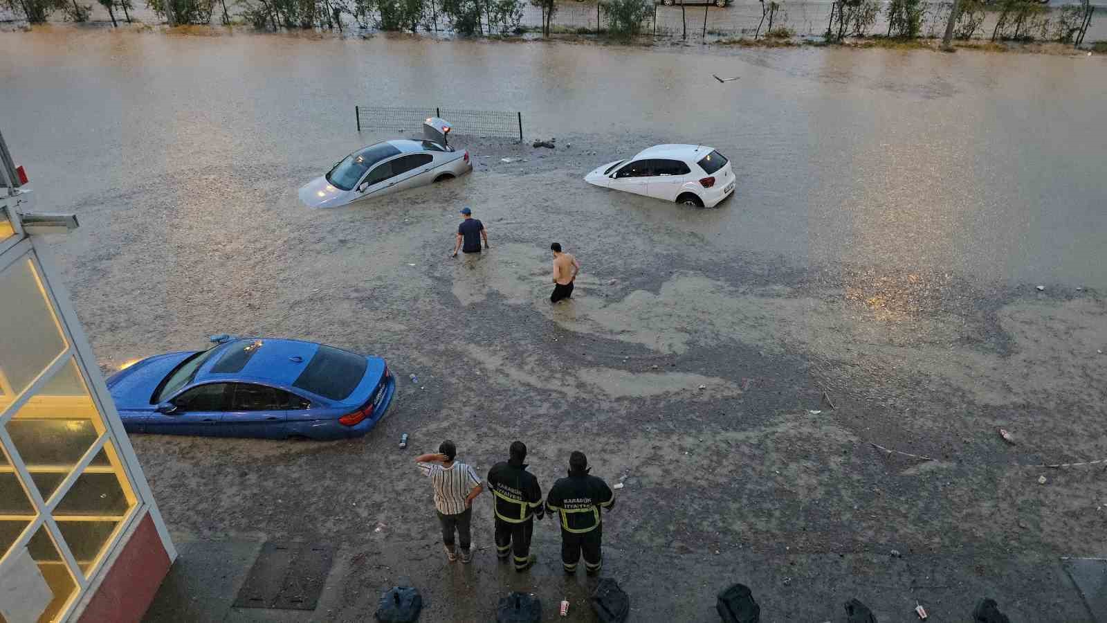 Karabük’te sağanak yağış: Yollar göle döndü, iş yerleri sular altında kaldı
