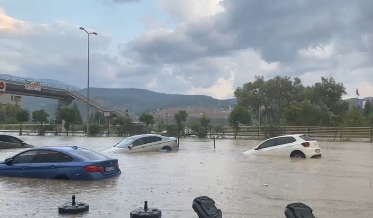 Karabük’te sağanak yağış: Yollar göle döndü, iş yerleri sular altında kaldı
