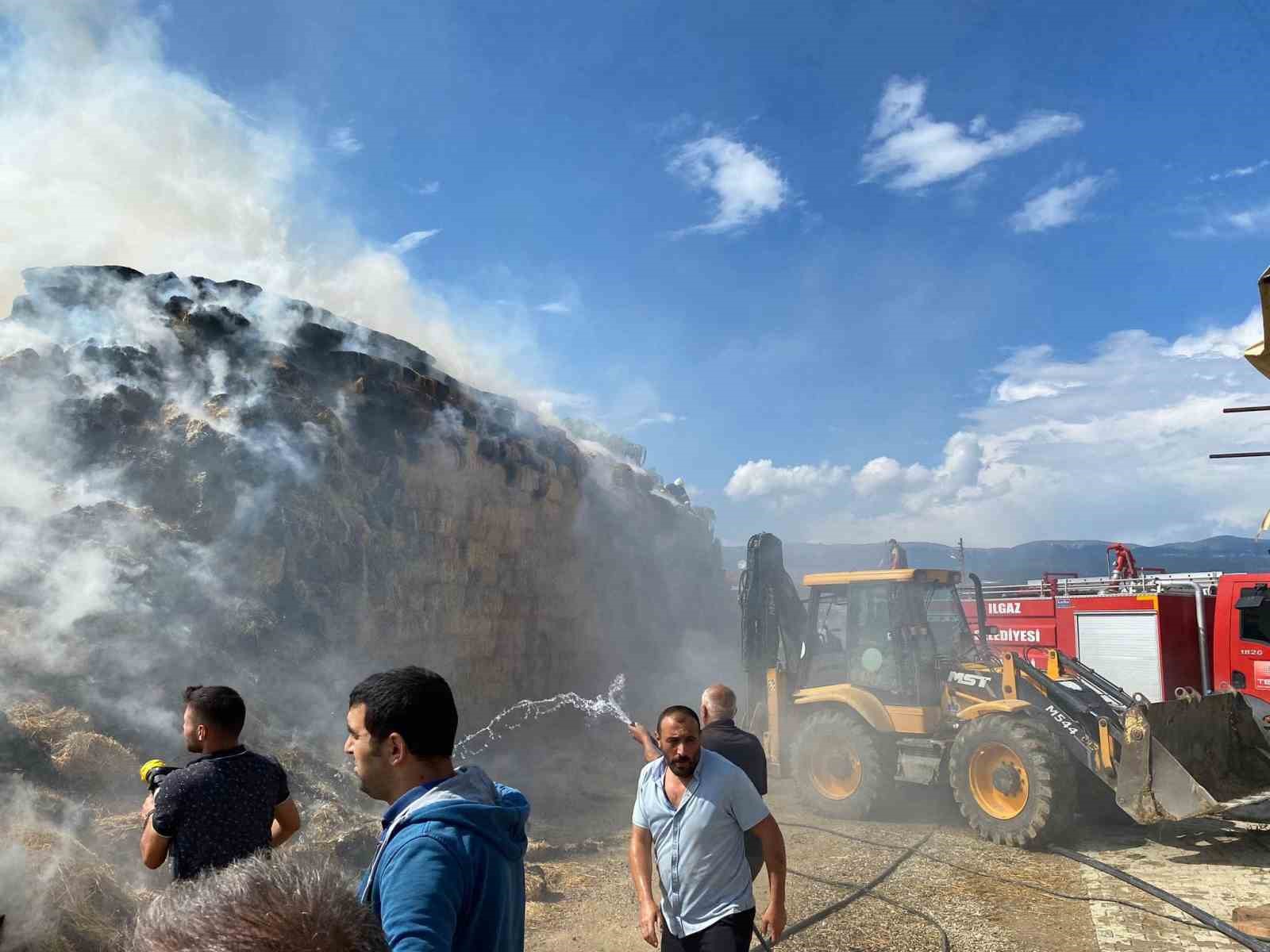 Mandıraya yıldırım düştü: Yüzlerce saman balyası küle döndü
