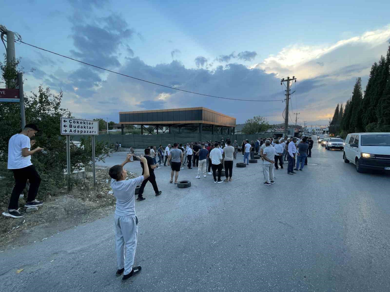 Uyuşturucuya tepki gösteren mahalleli sokağı ulaşıma kapattı
