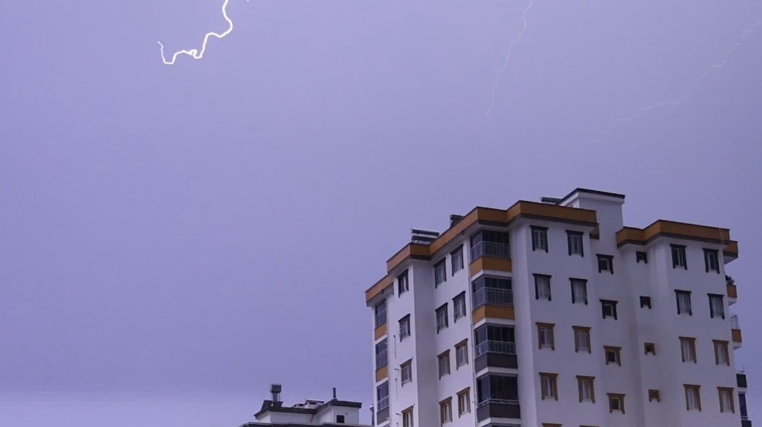 Kozan’da şimşekler geceyi aydınlattı
