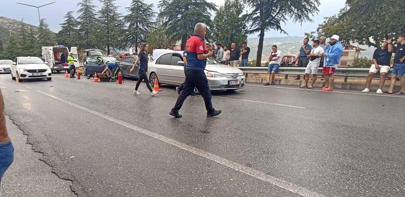 Denizli’de yağışın ardından zincirleme kaza: 5 yaralı
