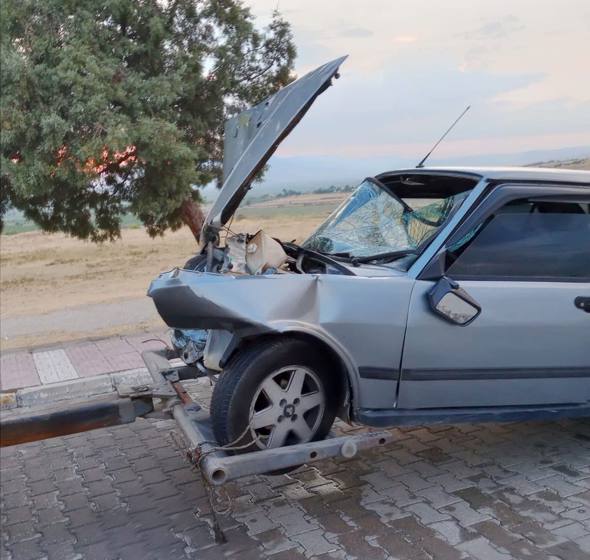 Denizli’de 2 araç kafa kafaya çarpıştı: 6 yaralı
