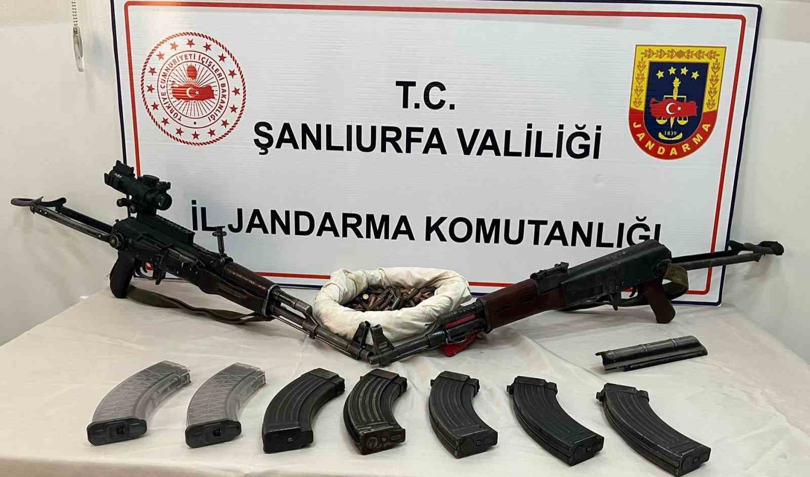 Siverek’te Jandarma ve Emniyetten ortak operasyon: Çok sayıda silah ve uyuşturucu ele geçirildi
